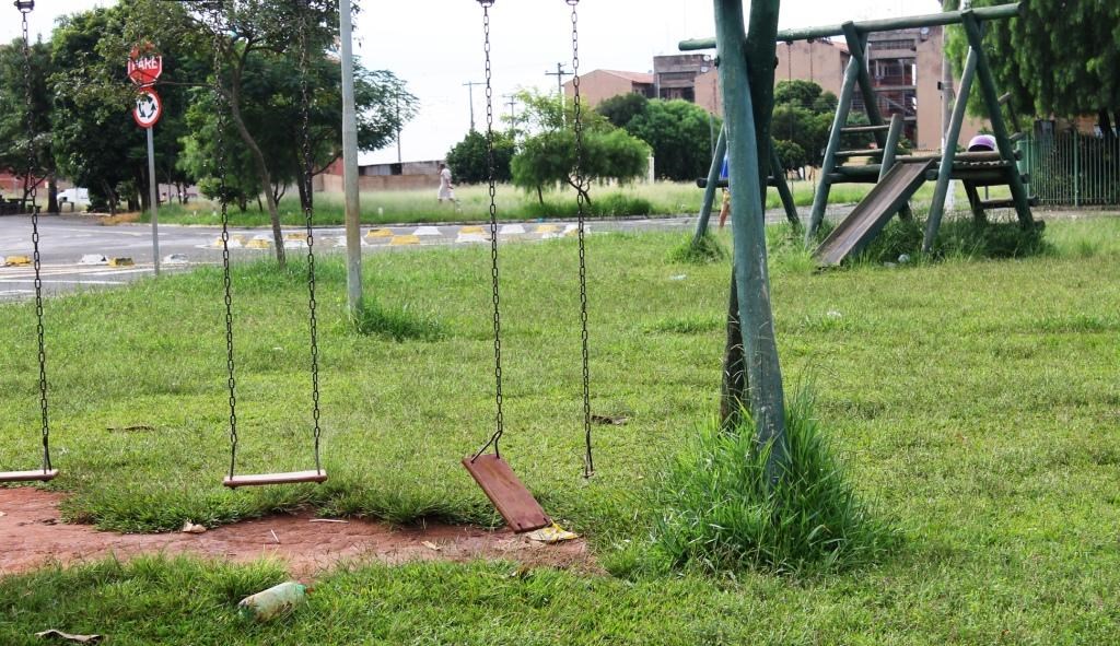 Balanços quebrados e outros brinquedos preocupam vereador