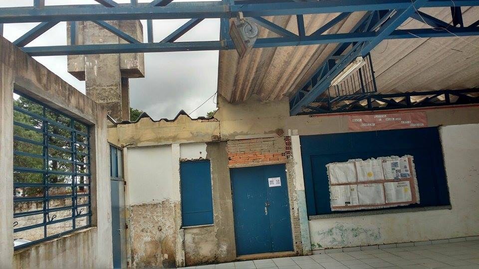 Carlão e Giovanni visitaram a escola e constataram problema