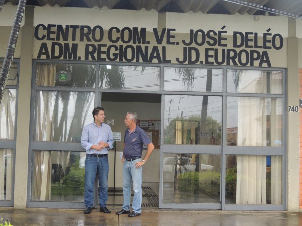 Prédio está destelhado e apresenta vidraças quebradas