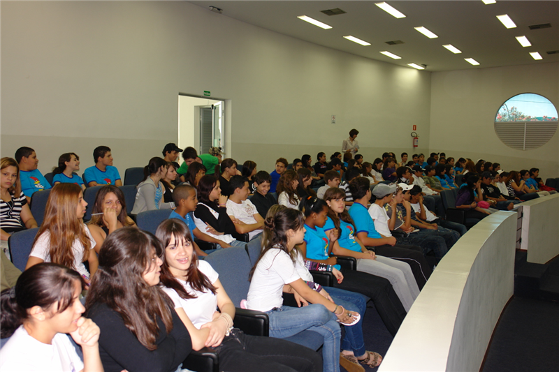 Alunos acompanham a reunião