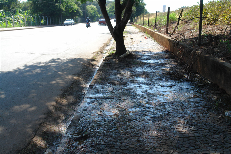 Calçada escorregadia coloca pedestres em risco.