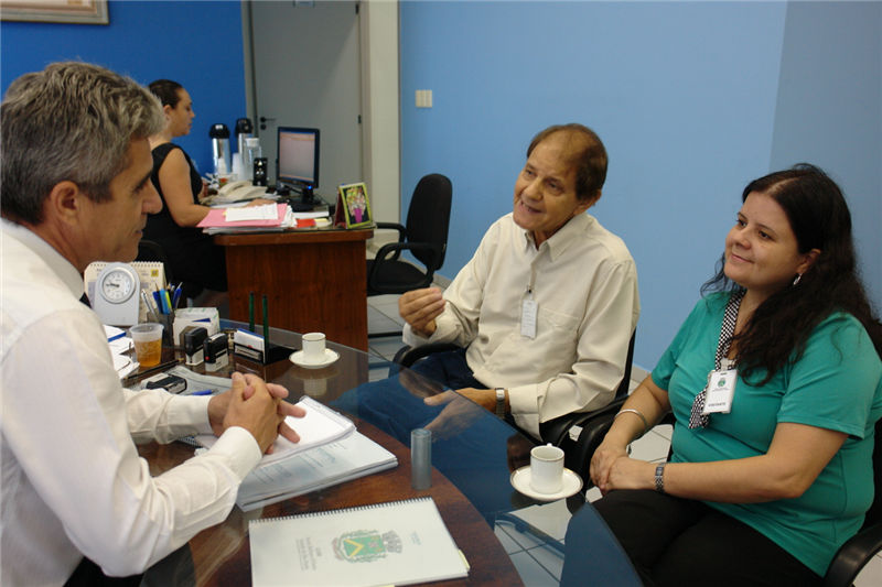 Anízio recebeu representantes da Adesbo, na sala da presidência, na Câmara Municipal