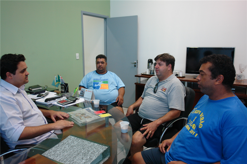 Pinguim e organizadores da 8ª Copa Verão de Futsal