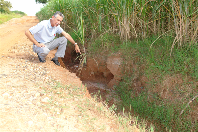 Na Estrada da Areia Branca, Carlão quer que Prefeitura cubra os buracos