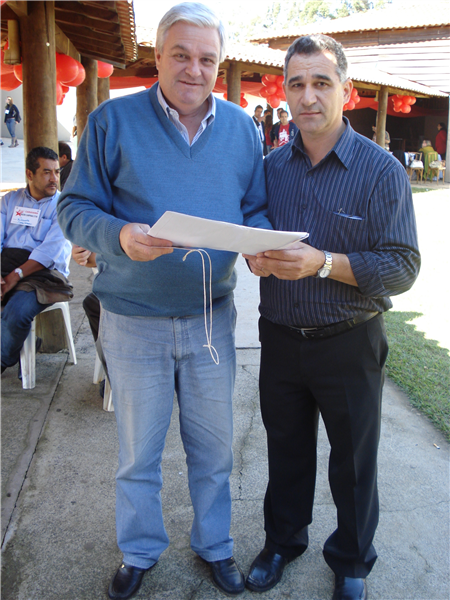 Vereador Ademir entrega documento com solicitações a deputado federal José Mentor