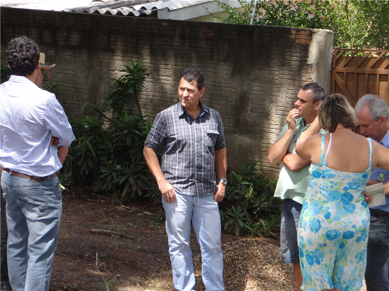 Kadu acompanha engenheiro do DAE em visita ao bairro Vale das Cigarras