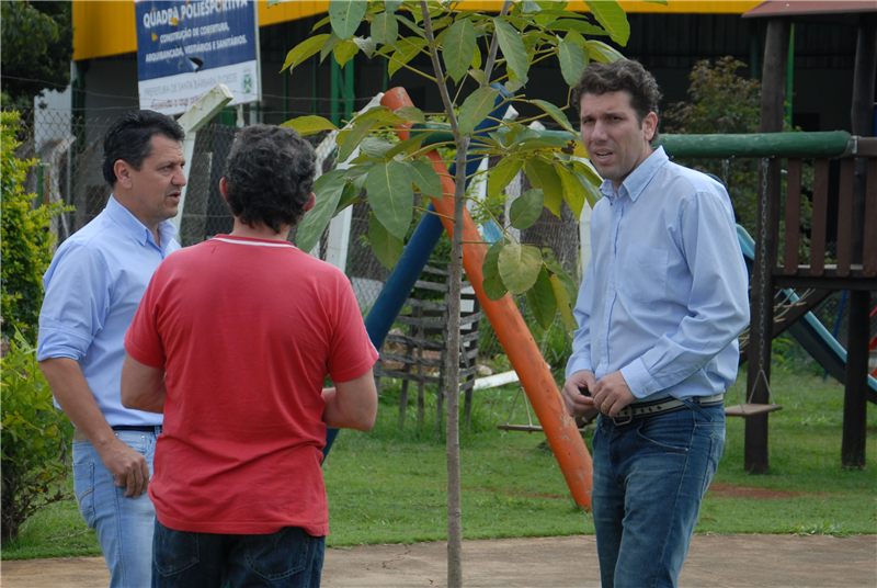 Giovanni e Kadu em visita à EMEFEI Zelo.