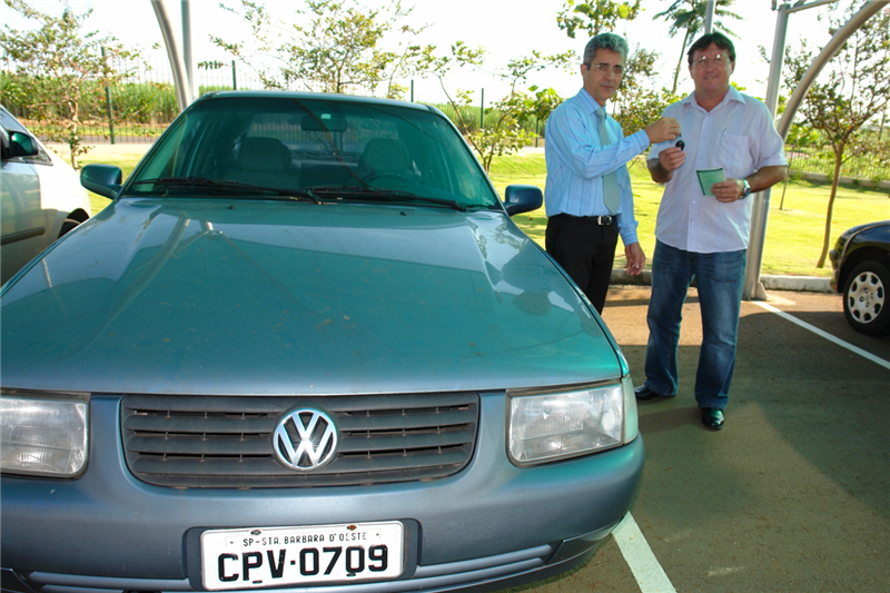Entrega oficial foi no estacionamento do Legislativo