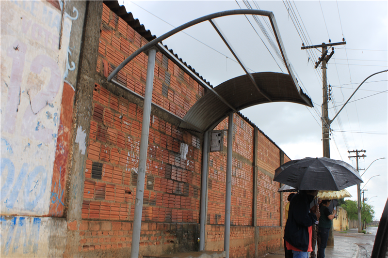 Pontos quebrados e descobertos expõem usuários ao sol e à chuva