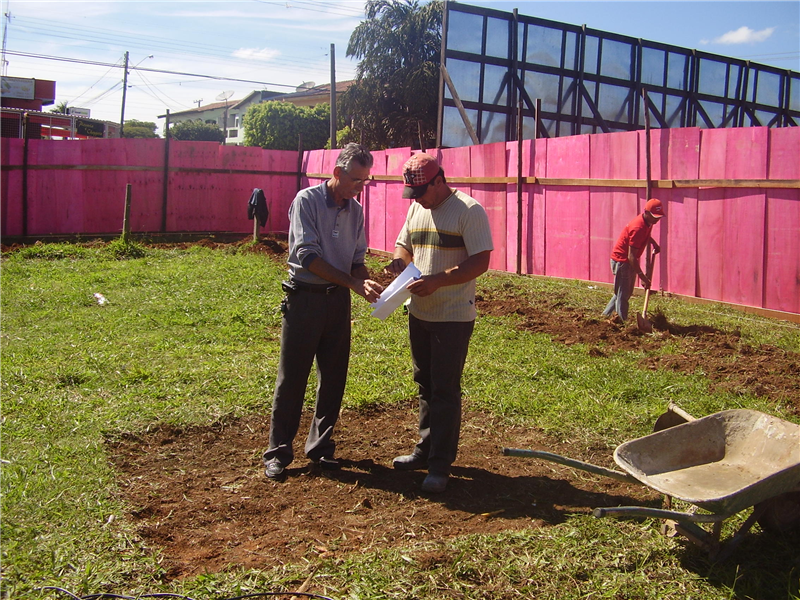Carlão acompanha obras