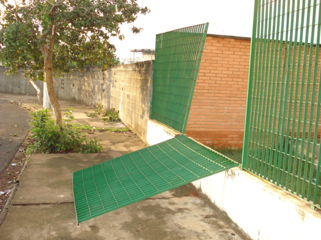 Grade que cerca quadra poliesportiva foi destruída no ano passado