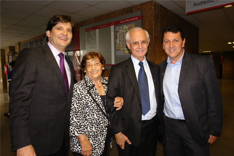 Kadu e o deputado André do Prado com o fundador da RedeVida e sua esposa.