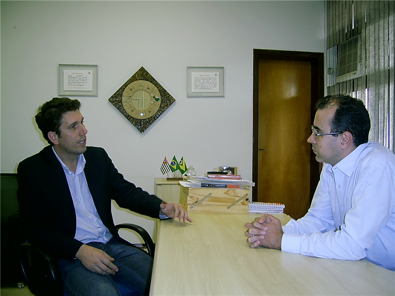Giovanni em reunião com diretor da Faculdade Anhanguera.