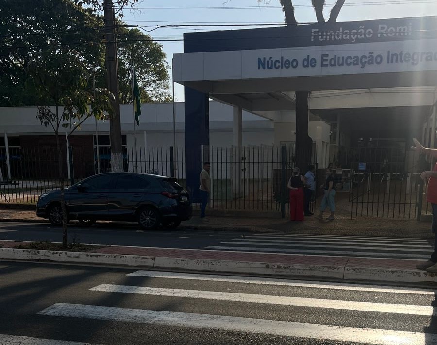 A pedido de pais de alunos, vereador reivindica implantação de lombofaixa em frente ao NEI