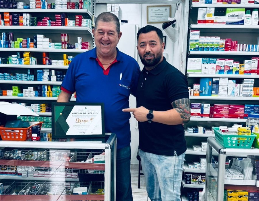 Vereador entrega Moção de Aplauso a “Gê da Farmácia”