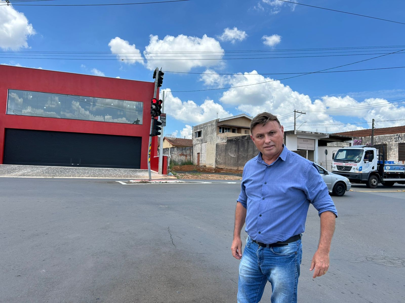 Novo semáforo é instalado na Avenida dos Bandeirantes após solicitação de vereador 