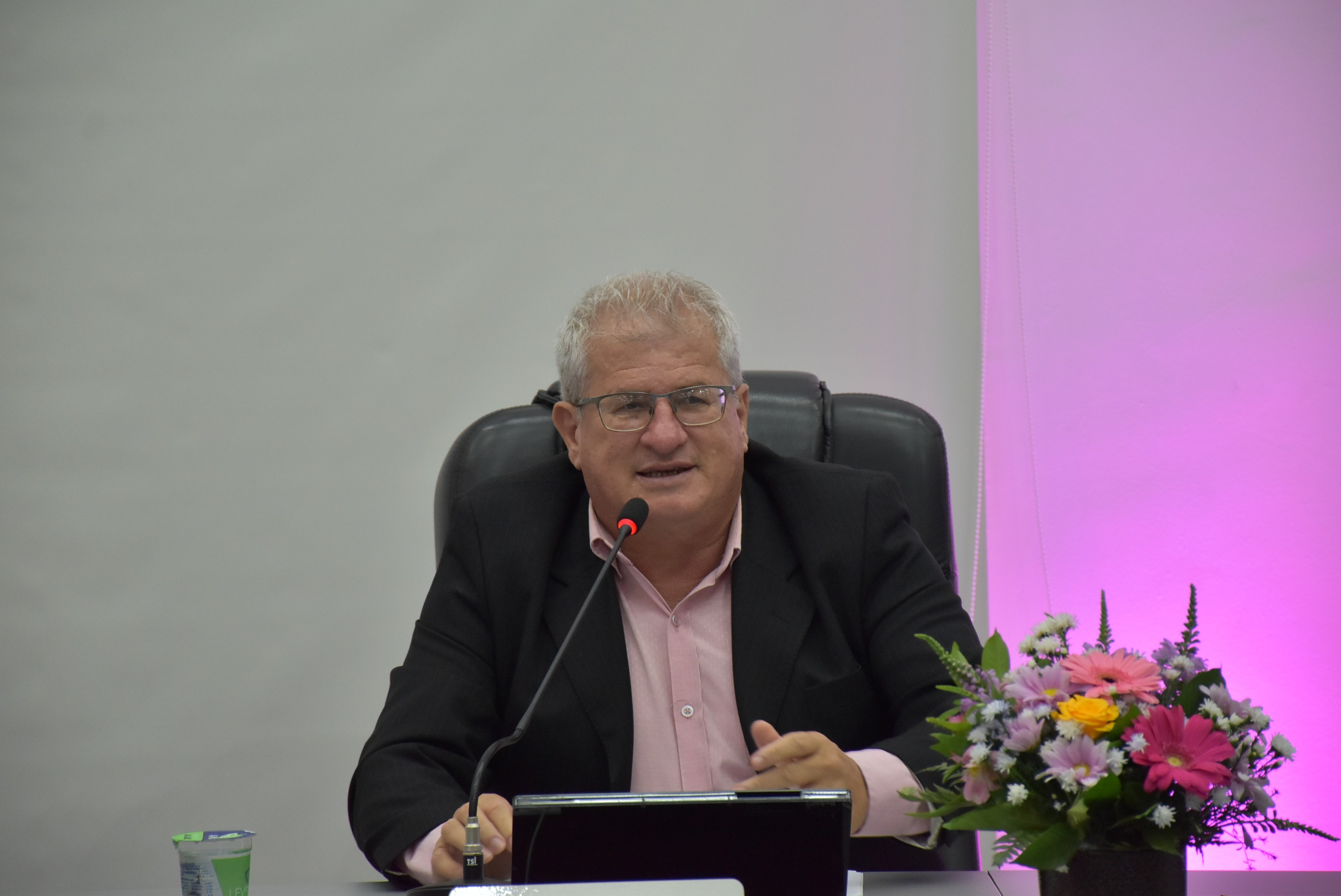 Vereador convida secretária de Educação para explicar aplicação de lei federal sobre carreira do magistério