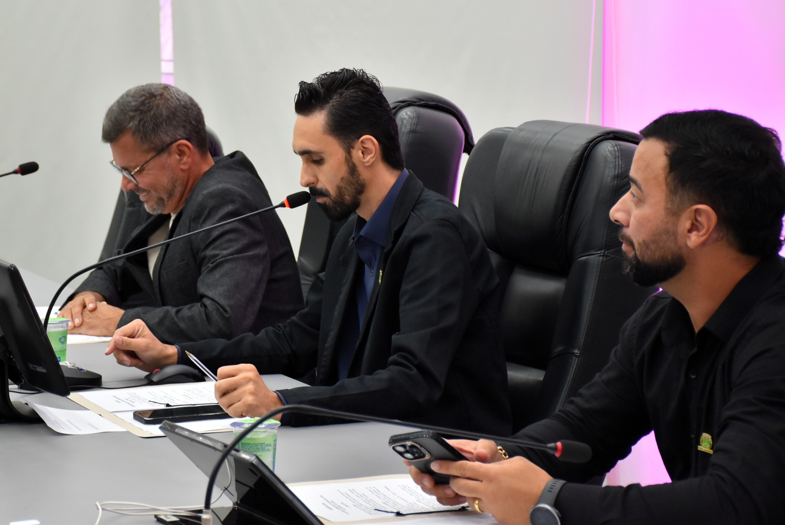 Câmara de Santa Bárbara aprova projetos sobre inclusão, dependência química e evento cultural durante a 10ª Reunião Ordinária