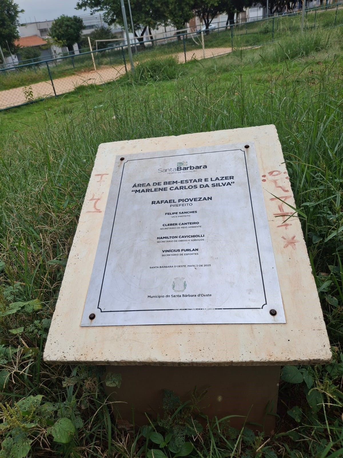 Vereador solicita limpeza de praça no Jardim das Palmeiras