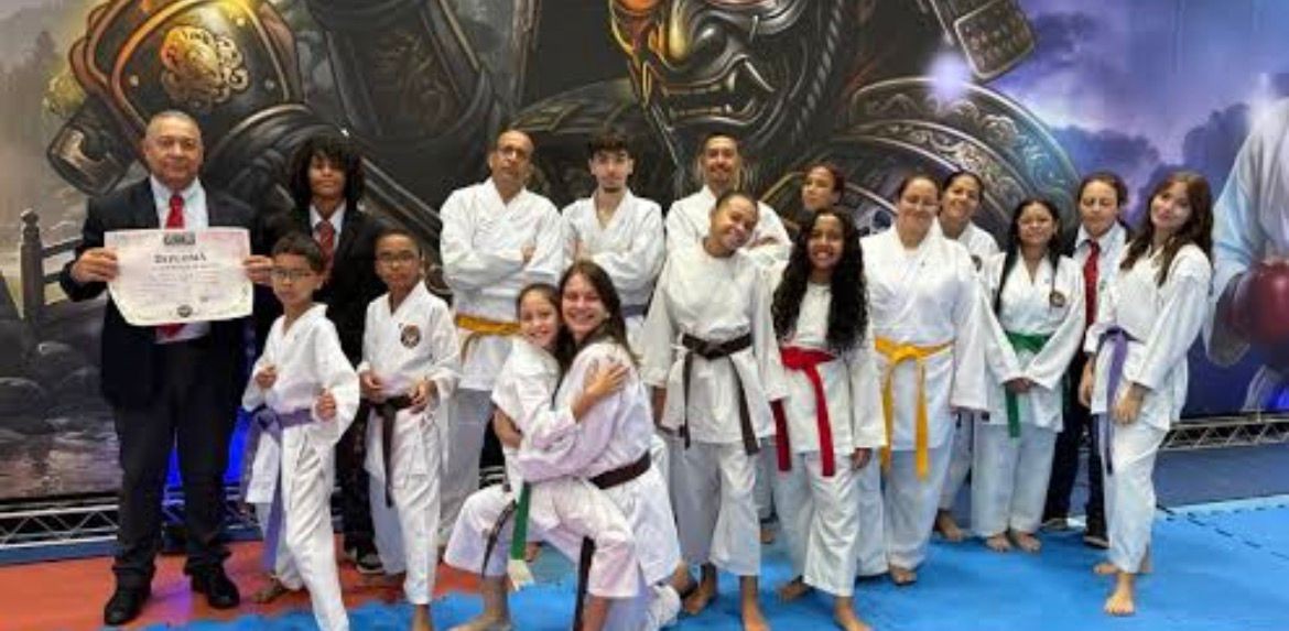 Vereador homenageia atletas e senseis do karatê por destaque no Campeonato Paulista