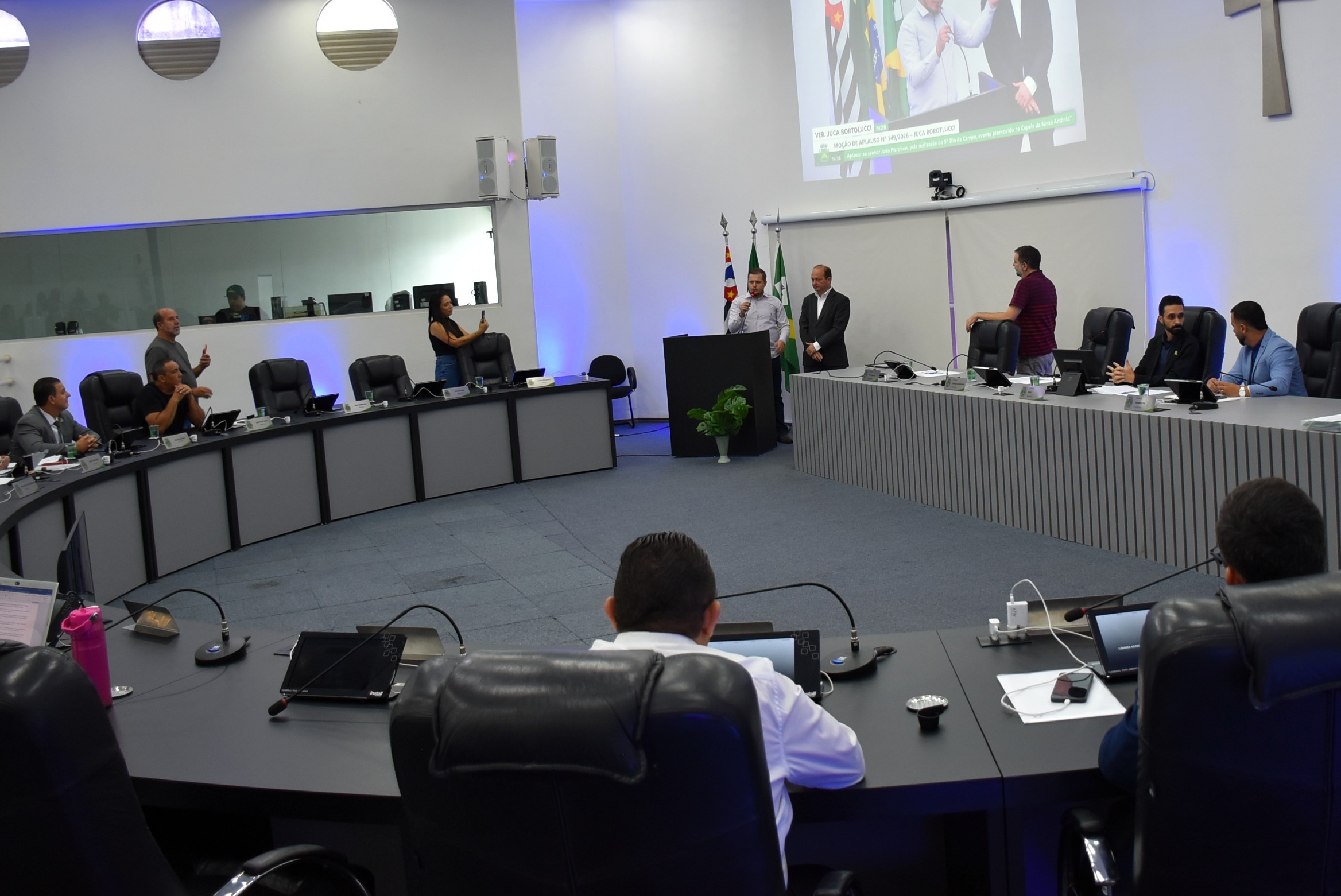 Em sessão com presença de três secretários, vereadores aprovam pauta completa