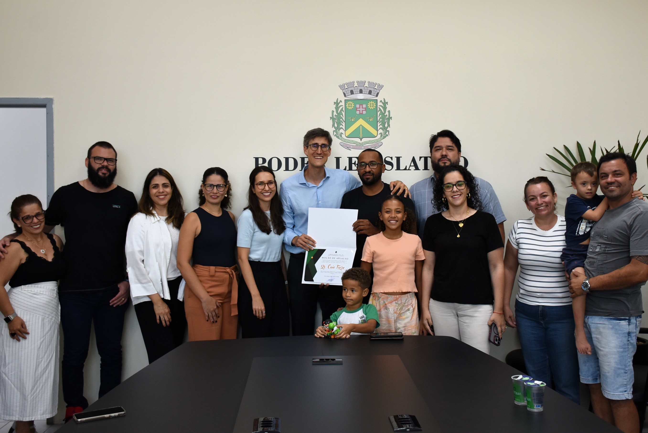 Câmara entrega Moção de Aplauso ao médico Caio Fiore e destaca atendimento humanizado às famílias