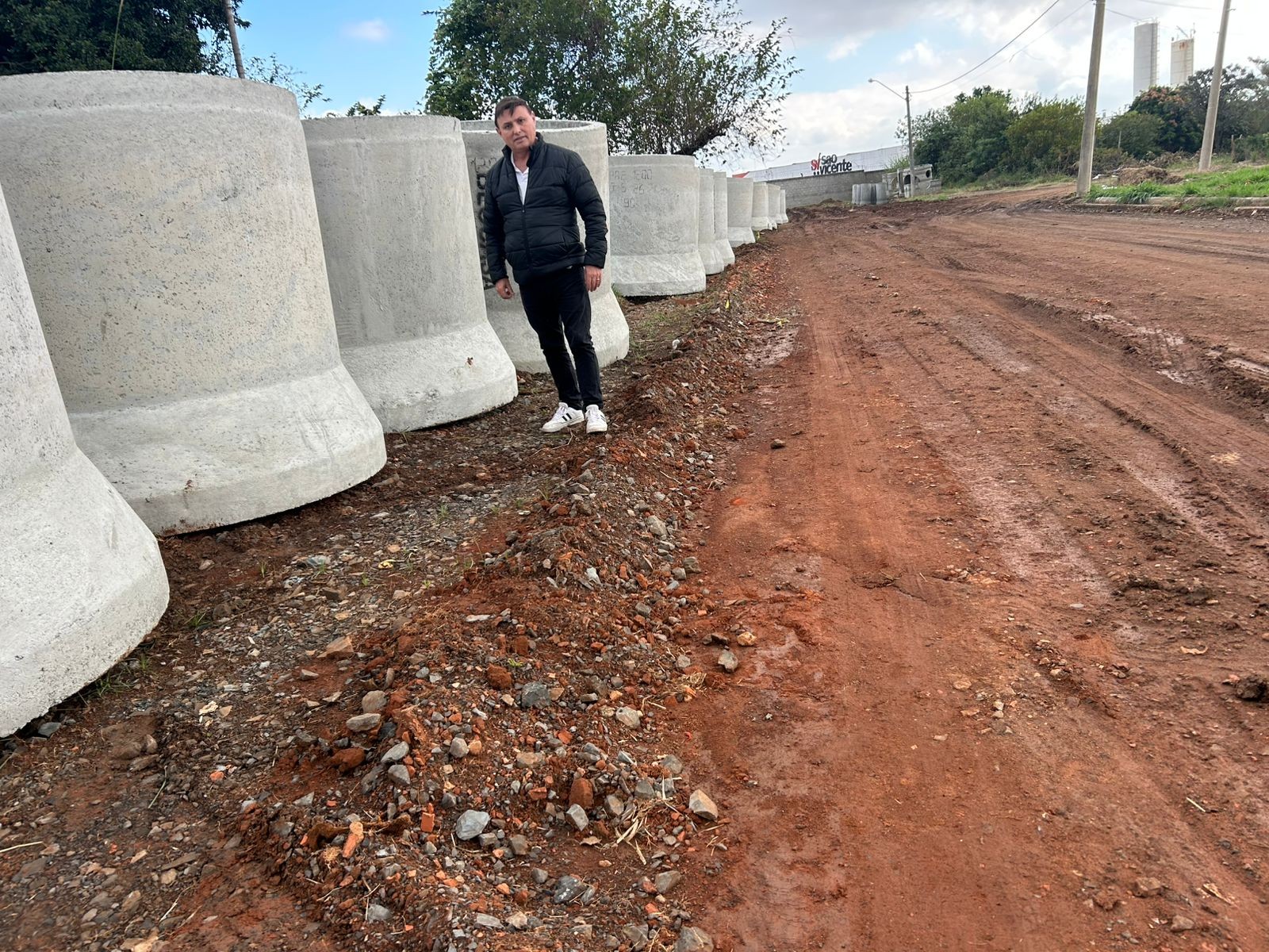 Vereador acompanha chegada de tubulações para obras de asfaltamento no Jardim Adélia