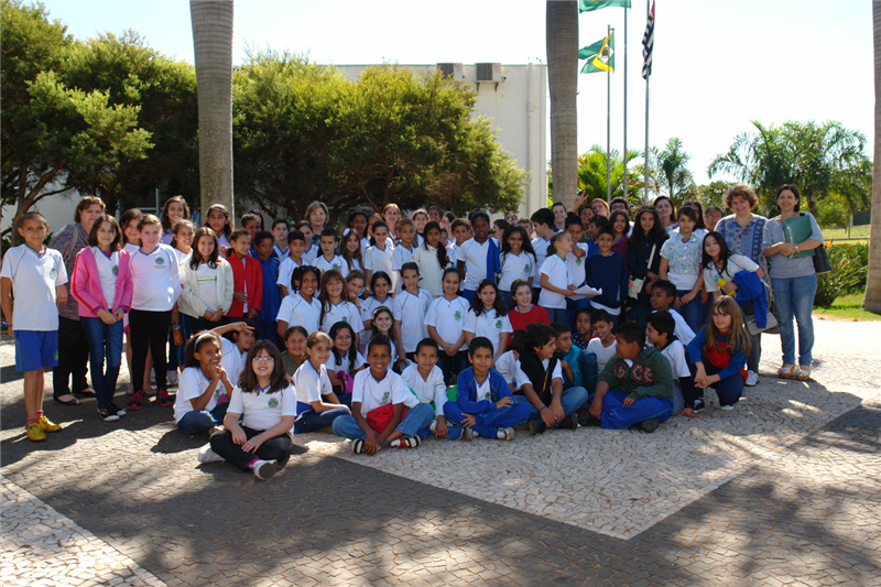 Alunos e professores da ADI Geraldo Rocha Campos durante visita à Câmara