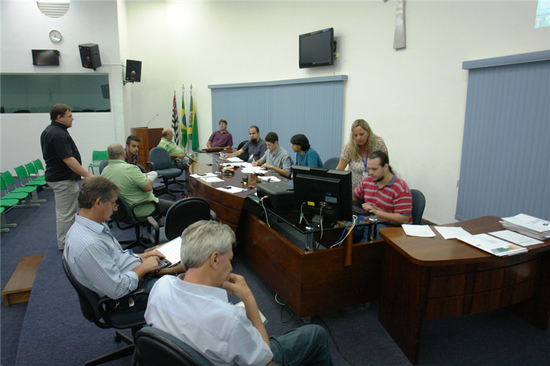 Funcionários da Câmara e representantes de empresas interessadas durante pregão presencial