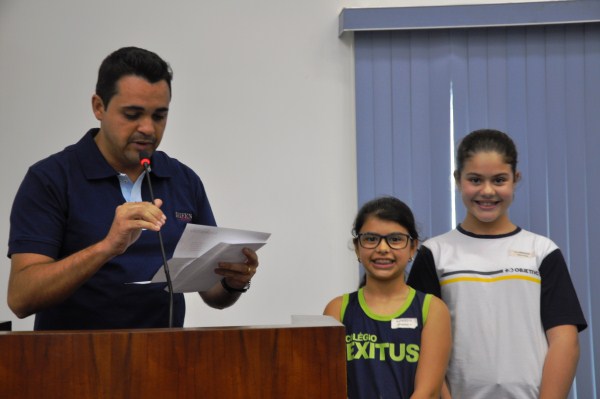 Pinguim recebeu pedido das mãos de alunas do Êxitus