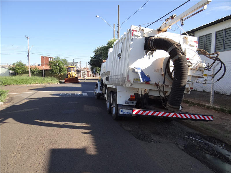 Servidores da Prefeitura realizam obra emergencial e limpeza de galeria pluvial no São Fernando