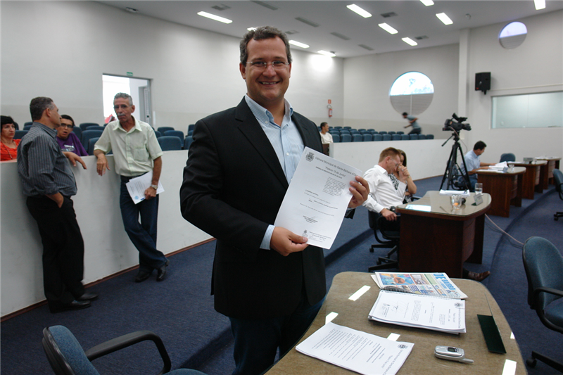 Danilo exibe moção de aplauso ao ex-prefeito Zé Maria