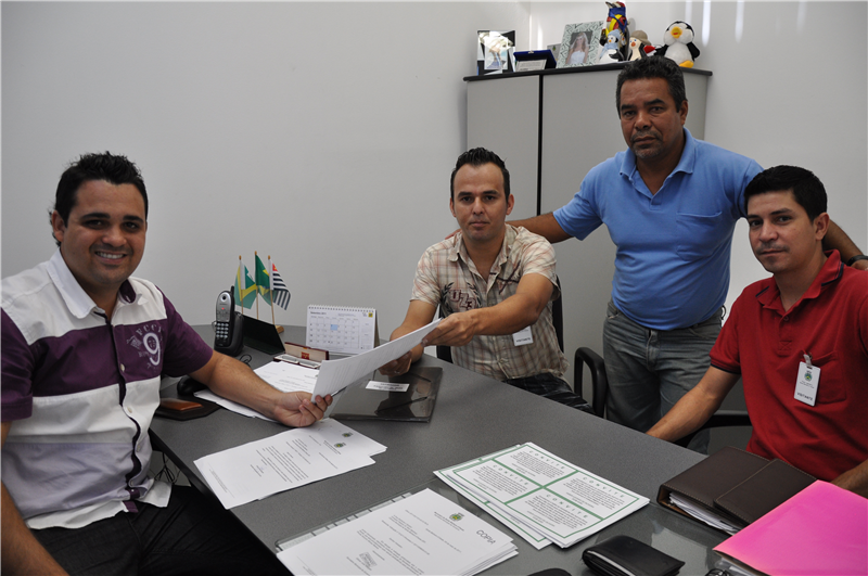 Moradores do Dona Regina e São Camilo entregam reivindicações a Pinguim