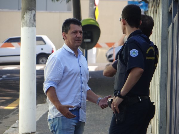 Kadu conversa com guardas municipais.