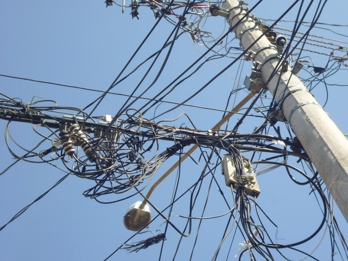 Grande quantidade de cabos e fios na rede elétrica preocupam
