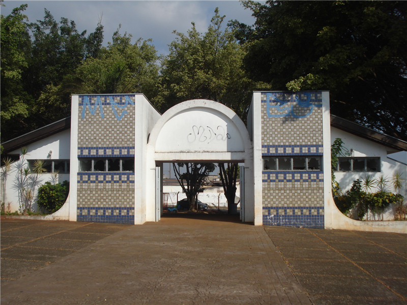 Portal de entrada do parque está pichado e com vidros quebrados