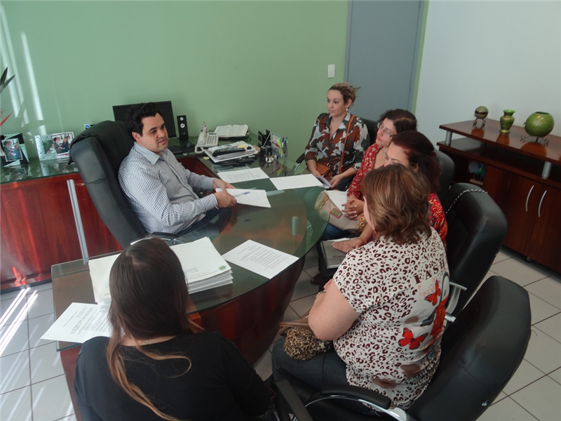 Vereador Fabiano Pinguim, presidente da Câmara, durante reunião com professoras  do SindProsbo