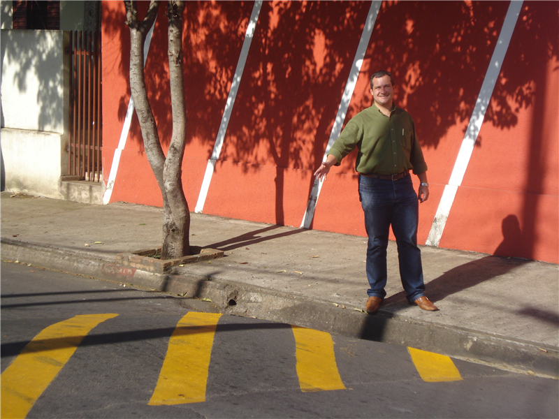 Danilo vistoriou lombadas instaladas, após pedido dele, na rua Cesário Leite
