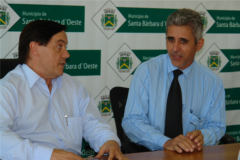 Anízio e o prefeito Mário Heins debateram sugestões de áreas para construção de casas e instalação de indústrias