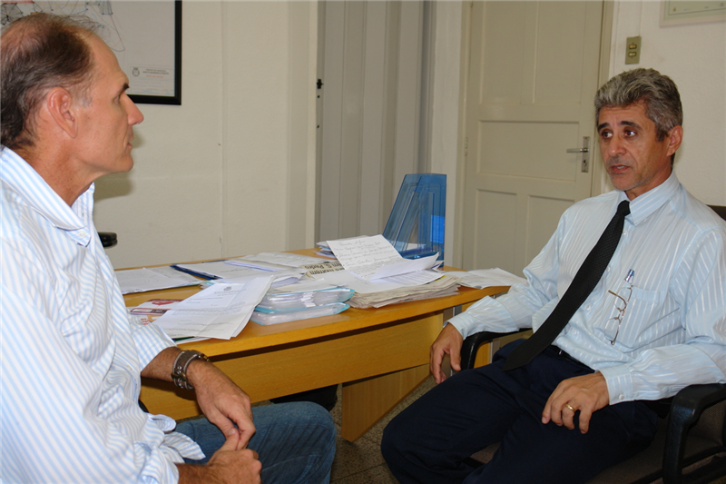 Anízio e o secretário municipal de Saúde, Carlos Eli Ribeiro, em reunião no Centro Médico