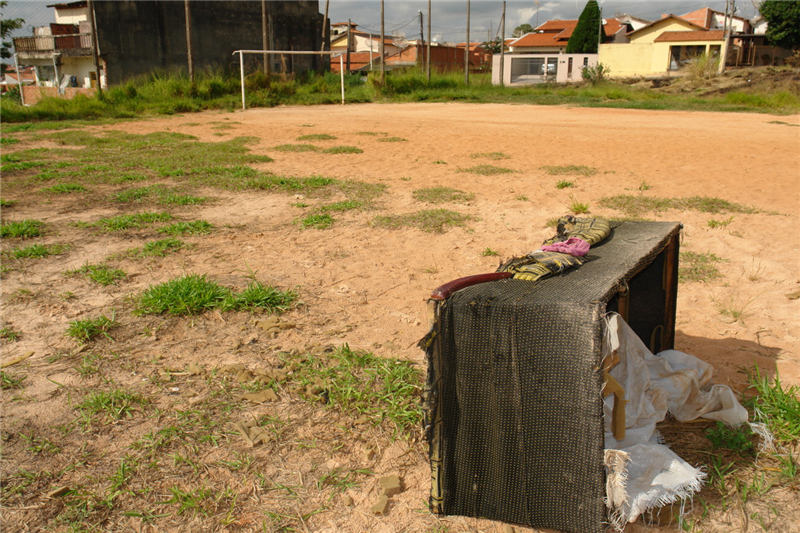 Campo de areia está abandonado, servindo para o descarte irregular de lixo