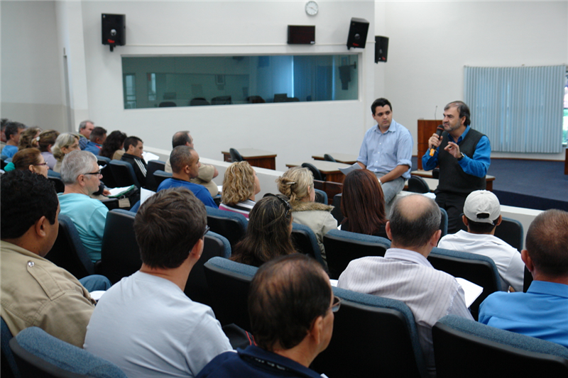 Pinguim e o assessor técnico Wilson Lopes explicaram novo projeto a condutores
