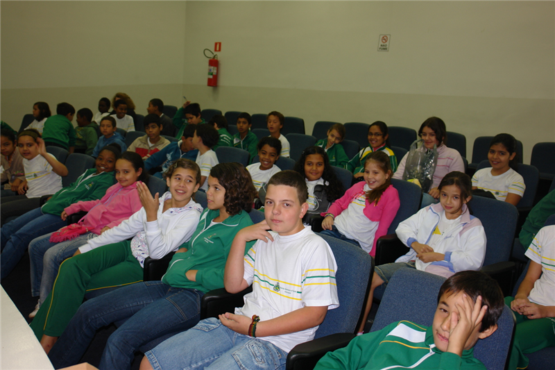 Alunos acompanham sessão