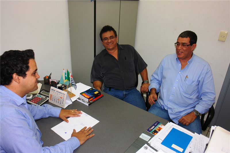 Pinguim conversa com Assis Muniz e Cláudio Matos em seu gabinete