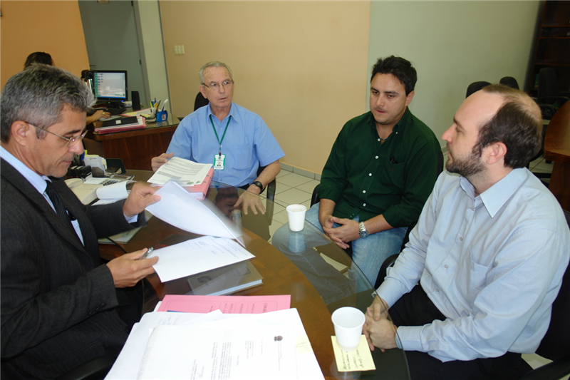 Presidente Anízio Tavares assina contrato do vale-refeição