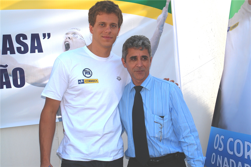 Anízio entreu uma placa em homenagem ao nadador