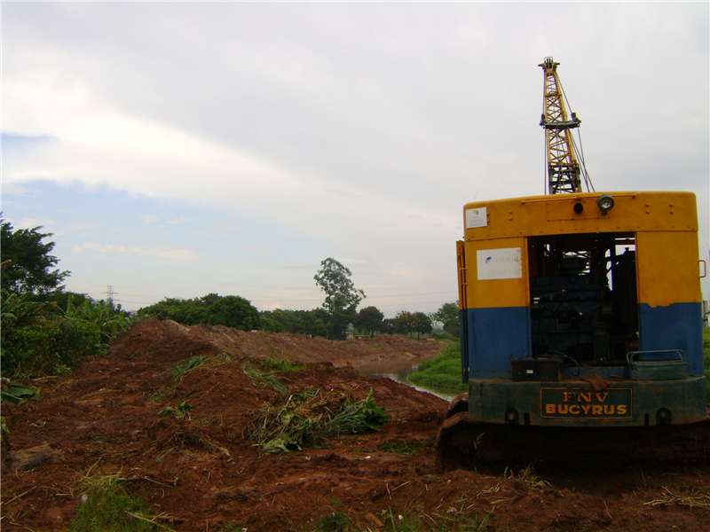Prefeitura promove limpeza de área às margens do ribeirão dos Toledos