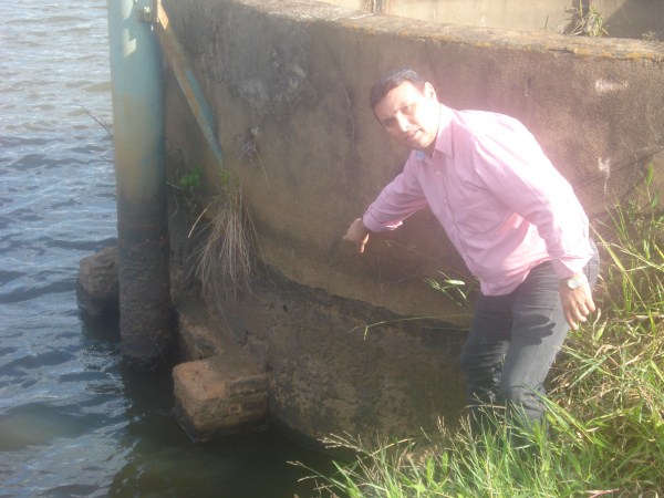 Carlos Fontes em visita à represa de Cillos.