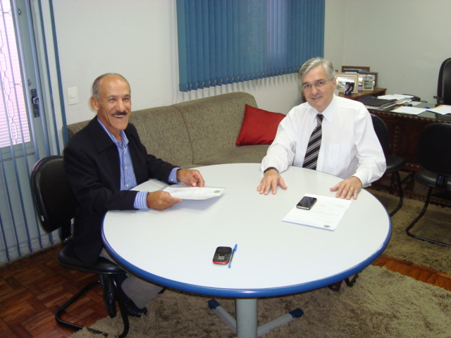 Vereador Antonio Pereira, durante reunião com o deputado Antonio Mentor, que destinou R$ 100 mil para a compra de ambulância