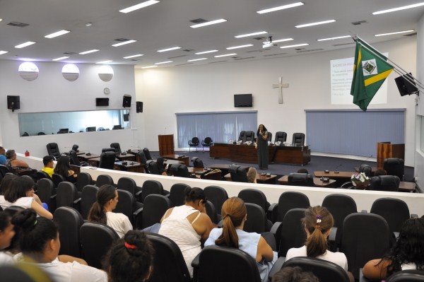 Servidoras e visitantes assistiram à palestra da psicóloga